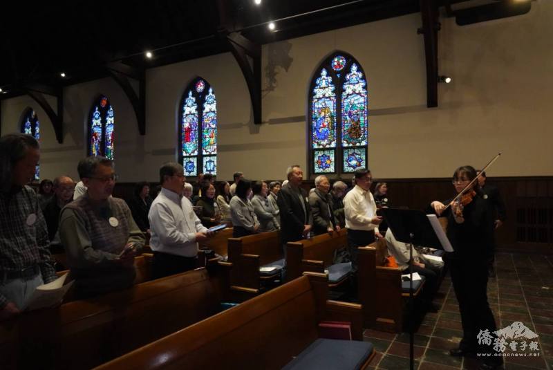 現場合唱〈伊是咱的寶貝〉