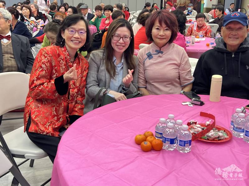 貴賓合影。金山灣區文教中心副主任蔡佳樺(左二)及會長馬蒨君(右二)