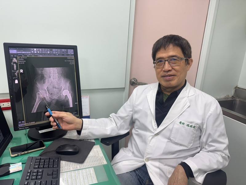 台中市澄清醫院平等院區骨科醫師楊琳敏2日提醒，股骨頸骨折可能因神經牽涉痛覺，讓病患感覺疼痛集中在膝關節，導致真正傷勢被忽略，應進一步檢查髖部，以免延誤後續治療。（醫院提供）