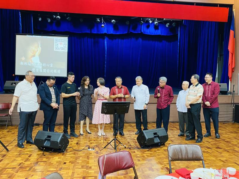 現場同唱歡慶馬年