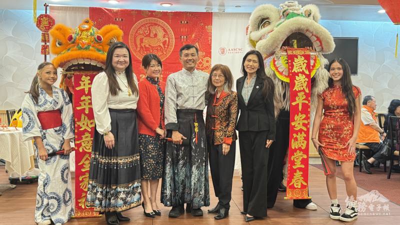 FASCA團隊表演舞獅向長輩賀歲