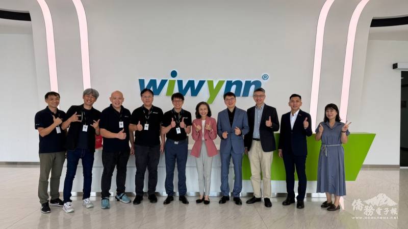 連玉蘋(右5)參訪緯穎科技馬來西亞伺服器組裝廠，總經理劉永興(左5)親率團隊接待