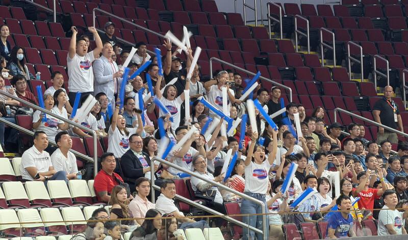 世界盃男籃亞洲區資格賽1日在馬尼拉上演台灣男籃出戰中國隊，近百名旅菲台灣人到場為台灣隊加油。圖為台灣隊進球，台灣球迷高聲歡呼。