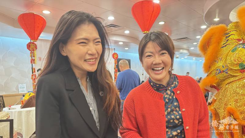 爾灣市議員劉令淳（左）與橙縣文教中心主任蕭蓓如向長輩拜年