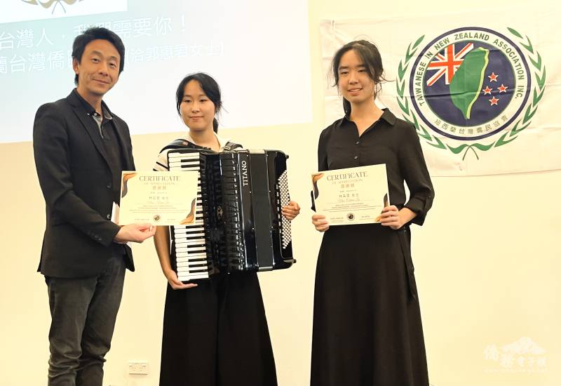 會長楊明君頒發感謝狀給林亞萱與林采萱