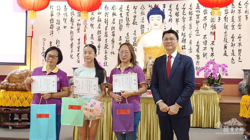 駐布里斯本辦事處處長范厚祿頒發獎狀肯定獲獎同學與教師