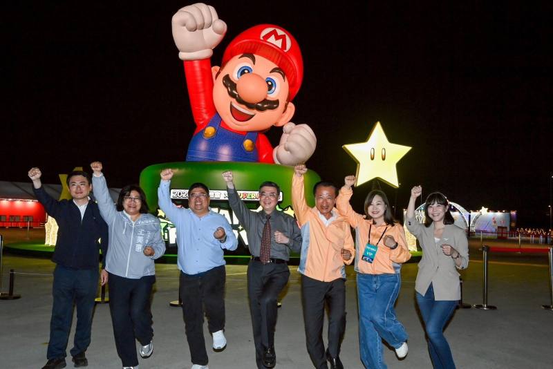 與會貴賓於「超級瑪利歐」展區前合影