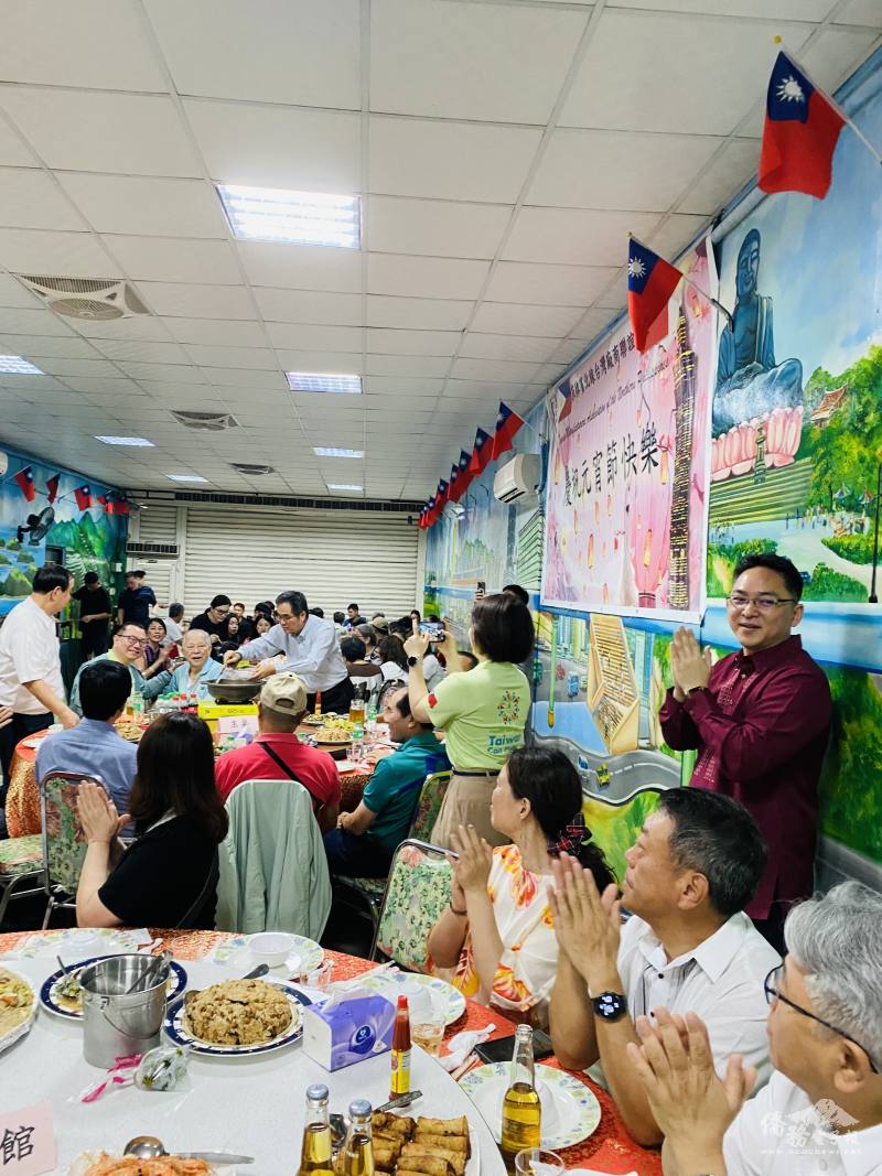 菲華文教服務中心主任莊博智(站立右一)與出席臺商互動