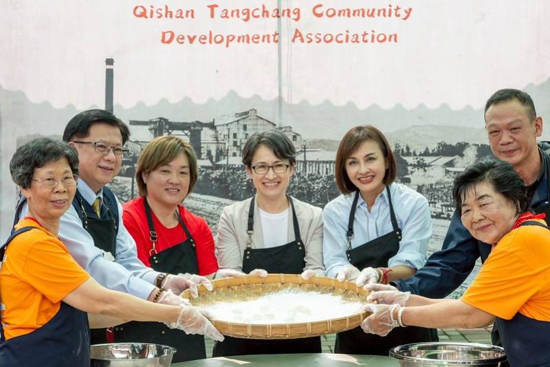 蕭美琴副總統今（2）日上午前往高雄旗山區訪視「糖廠社區綠色照顧站」