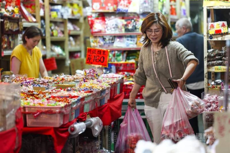 圖為民眾到台北市中山區一家食品店採買。（中央社檔案照片）