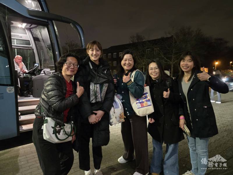 僑胞加油團與宋祐萱羽球選手合影