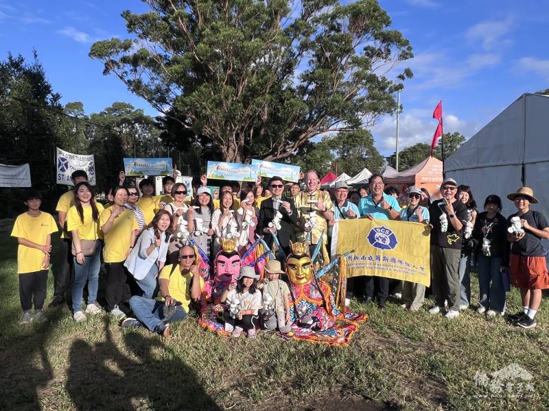 FASCA學員與駐雪梨辦事處處長吳正偉（中）、RYDE 市長Trenton Brown（中間右一）、傑人會及僑胞們一起合影