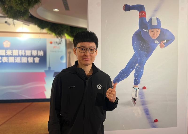 台灣競速滑冰好手陳映竹（圖）2日出席米蘭冬奧返國餐會，受訪時分享自己為了追逐奧運夢初估花費新台幣600萬元，幾乎燒光之前的獎金，但仍想再拚下一屆冬奧，盼能獲得更多國家資源。中央社記者陳容琛攝