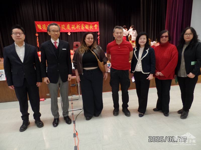 駐多倫多辦事處處長梁毅鵬 (左2)、多倫多文教中心藍柏青 (左1)與多倫多教育局國際語言部資深經理Amalia Pallas (左3)、Rong Xue (右2)、行政官員Kim, Young-Ah (右 1)、維德中文學校家長會長謝宏謨 (右3) 合影