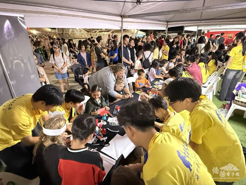 學員向民眾親子分享示範傳統生肖摺紙