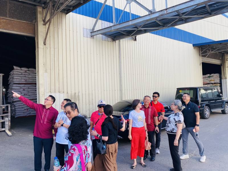 菲華文教服務中心主任莊博智(左1)與出席臺商互動