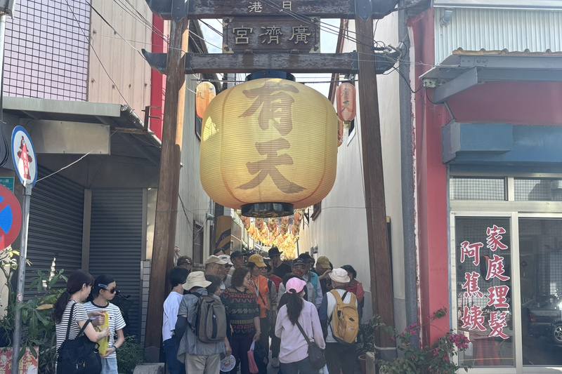 台南市政府觀光旅遊局2日統計228連假各景點觀光人次，3天累計逾123萬人次。圖為鹽水老街人潮。（台南市觀旅局提供）