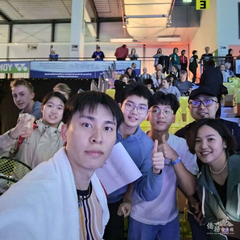 賽後旅居德國的僑胞與選手邱相榤合影