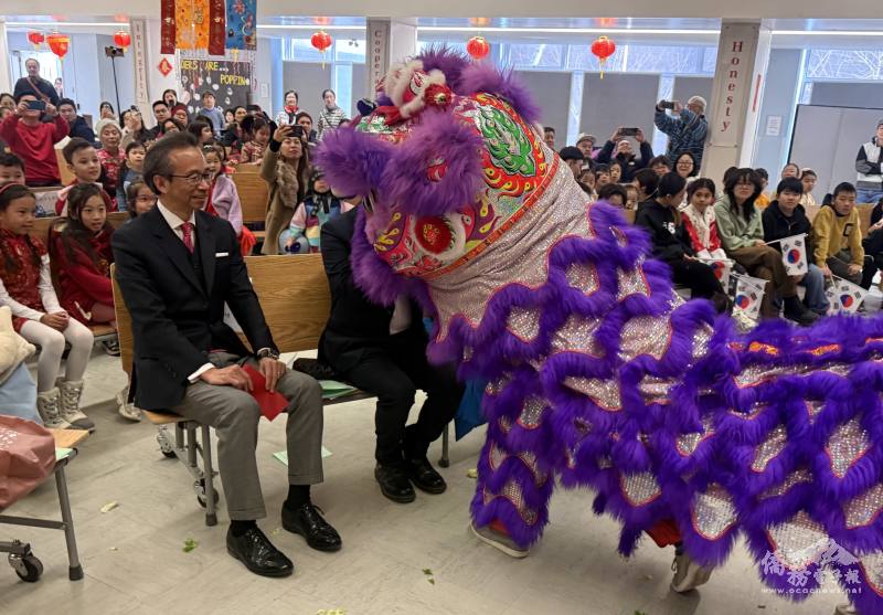 新春聯歡活動在祥獅獻瑞中揭開序幕