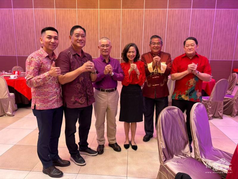 森美蘭中華總商會會長拿督呂海庭(左3)熱烈歡迎同為國立中興大學校友連玉蘋(右3)履新