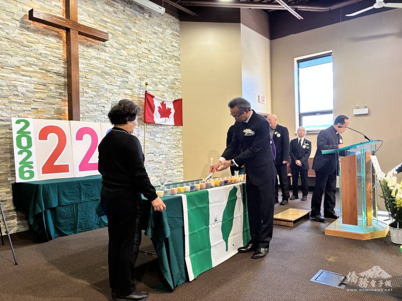 梁毅鵬點燭悼念受難者