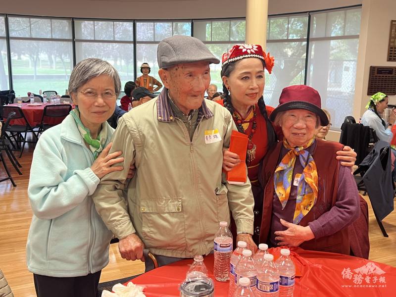 呂玉貞分贈紅包給90歲以上鄉親