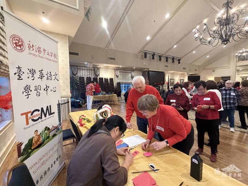 活動現場民眾排隊請教中文名字翻譯，並與TCML老師毛立楓熱烈互動。