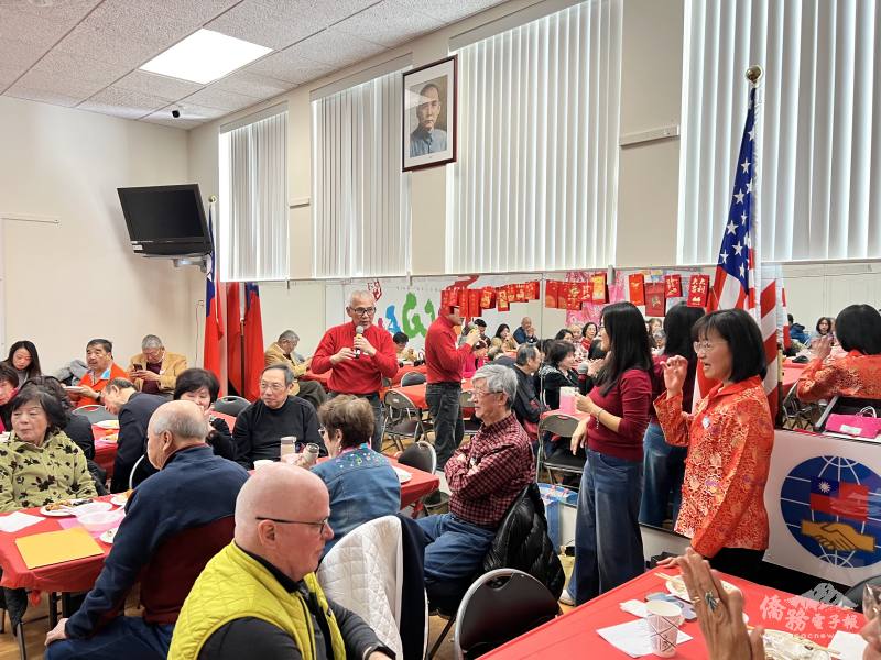 紐英倫客家鄉親會會長宋玉琴 (右)、前會長陳裕逢 (中) 主持現場餘興節目