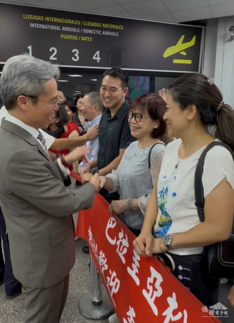 李岳融向接機僑胞握手致意
