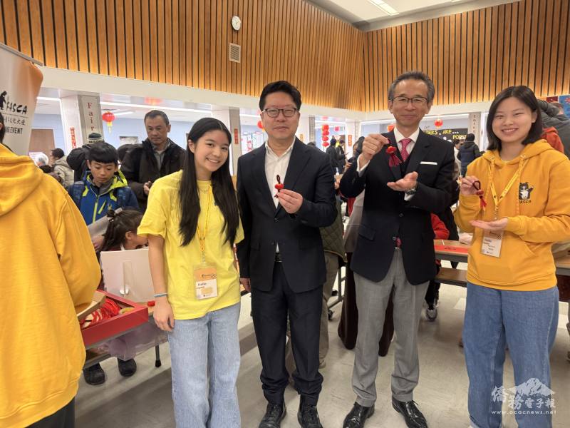 FASCA多倫多分會學員在現場擔任燈籠製作志工傳承文化，梁毅鵬給予勉勵