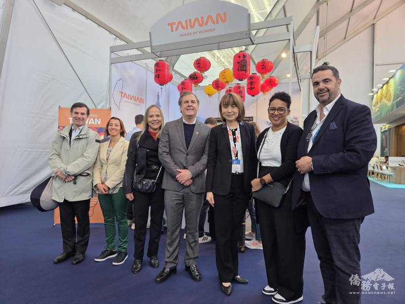 大使張亞光（右三）與里斯本市政府委員Bruno Mascarenha（右四）、長榮航空巴黎分公司專員Manuela Colbrun（右二）及葡萄牙銷售代理總經理Artur Sousa（右一）、市政委員顧問Jose Faria（左一）等合影