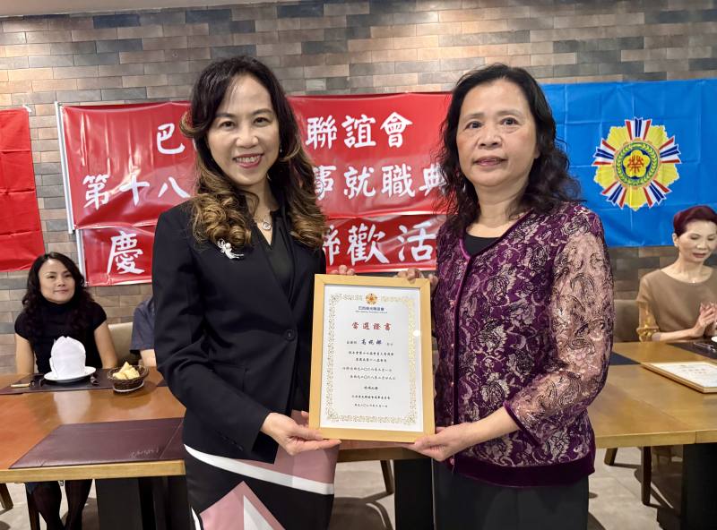 處長朱怡靜（左）頒當選證書給新任會長高妮娜（右）