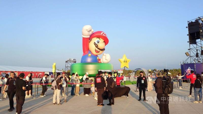 2026台灣燈會在嘉義，3日元宵節將正式開展，其中備受矚目的「超級瑪利歐．星燦嘉年華」展區2日開箱，設有10公尺高的瑪利歐主燈