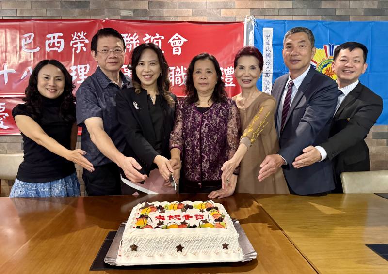 左起臺貿中心主任施懿倫、處長先生孫述貴、處長朱怡靜、會長高妮娜、巴西華人資訊網創辦人支黃秀莉、僑務諮詢委員張宏昌、榮光會秘書長詹志偉合切新春蛋糕