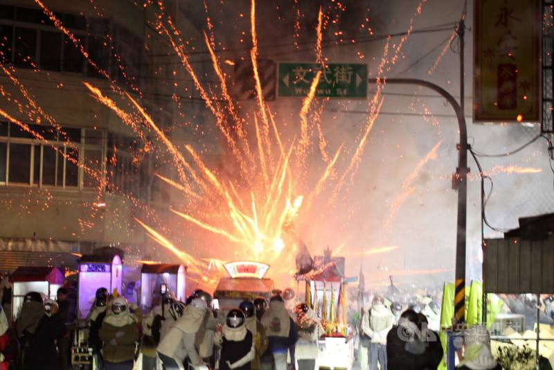 台南「2026鹽水蜂炮」活動2日晚間進入首波施放高峰，吸引不少民眾在夜色中體驗一年一度的聲光震撼