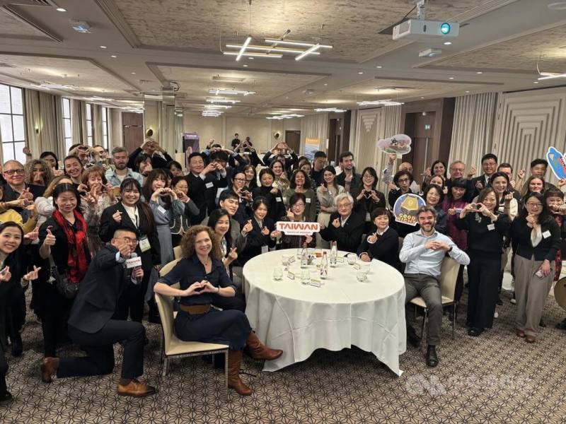 台灣觀光代表團2日於巴黎舉辦台灣觀光推廣會，向法國業者介紹各項亮點