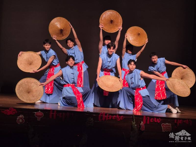 僑青們演出精彩舞蹈表演