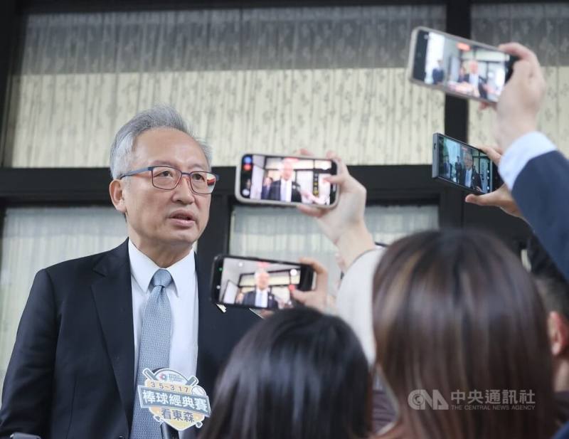 美伊開火引發國際關注。外交部次長吳志中（左）3日在立法院受訪時，對伊朗的無差別攻擊表達譴責；並指出，目前大部分的國家都沒有撤僑的計畫，現階段外交部還是請僑胞在最安全的情況下留在當地，等到空域開放再適當離開