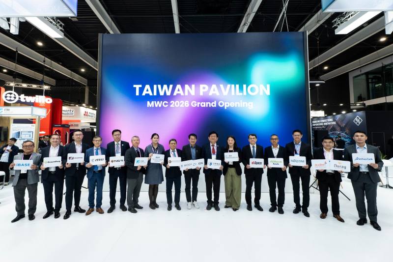 經濟部產發署曾偉華簡任技正(右8)代表政府攜手臺灣館優質通訊廠商於巴塞隆納集結亮相，展現臺灣在全球可信賴通訊供應鏈中的關鍵角色