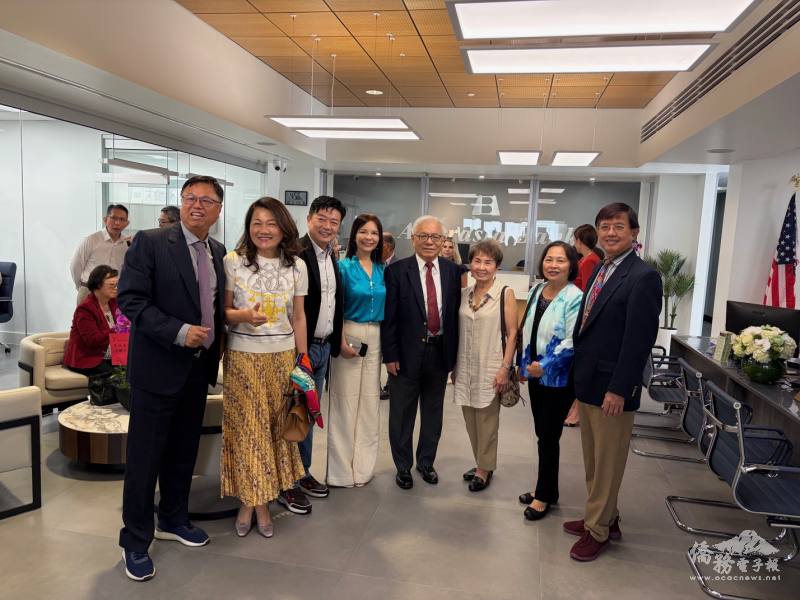 第一銀行總裁黃志鴻(右4)與僑領合影