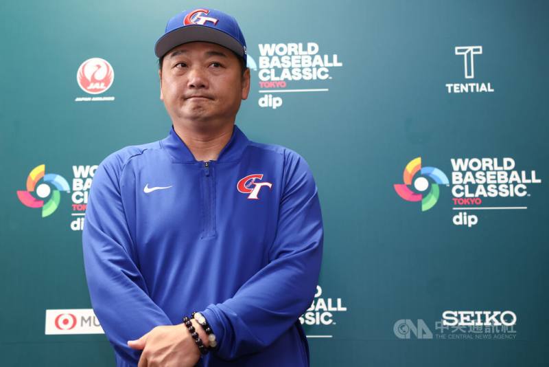 經典賽台灣隊3日在日本宮崎SOKKEN棒球場與日職軟銀鷹隊進行經典賽官辦熱身賽，總教練曾豪駒（圖）賽前受訪透露先發打序將由台美混血好手費柴德（Stuart Fairchild）擔任開路先鋒，搭配2棒李灝宇、3棒陳傑憲、4棒張育成串連起打線