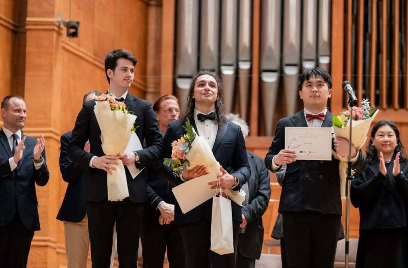 台灣指揮廖元宏（圖右2）2日獲得首屆保加利亞索非亞指揮大賽冠軍，他表示只能開心一天，因為亞洲指揮的出路更窄，「但這個大賽有許多後續邀約，希望可以繼續在熱愛音樂的路上。」（廖元宏提供）