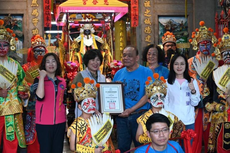 台東市忠合宮「什家將」登錄為台東縣無形文化資產 （民俗類），這也是台東縣首件「家將」名義完成登錄的無形文化資產，台東縣長饒慶鈴 （2排左2）特別安排於2日傍晚元宵節前夕，親自至忠合宮頒贈登錄證書。（台東縣政府提供）