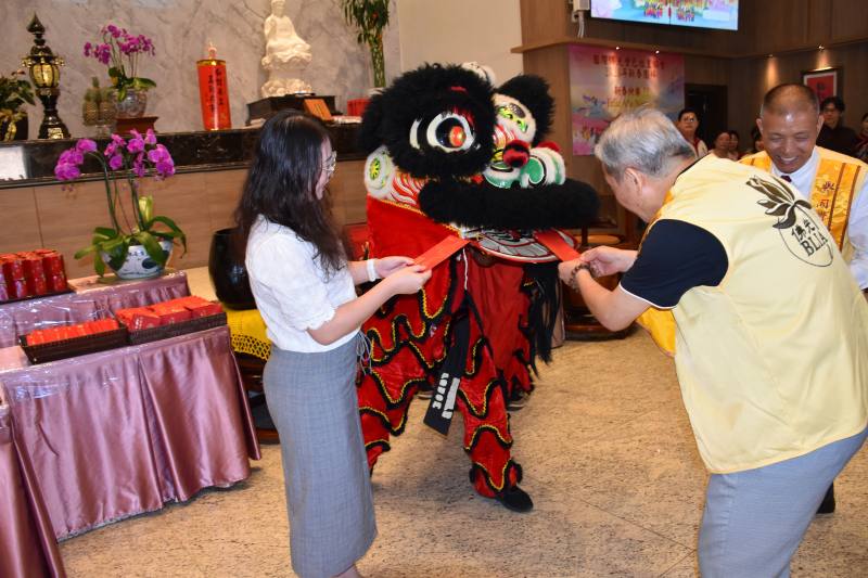 舞獅表演熱鬧迎春，增添年節喜氣