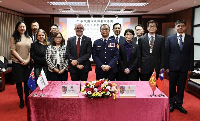 內政部警政署2日和澳洲麥考瑞大學簽署教育訓練合作備忘錄，由警政署副署長廖訓誠（前右4）和麥考瑞大學全球事務副校長卡哈蘭（Anthony Cahalan）（前左4）代表簽署，為台澳在警政實務與學術研究建立連結。（警政署提供）