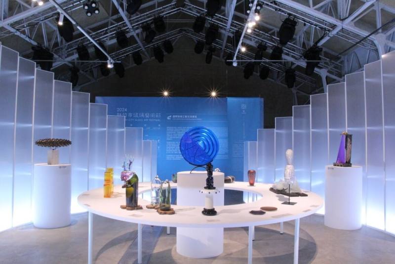 新竹市政府以「2024新竹市玻璃藝術節」（圖）及新竹市美術館特展參與角逐2026年德國iF設計獎（iF Design Award）傳捷報，均獲「建築與室內設計：展覽／活動」類別獎項肯定。（新竹市文化局提供）