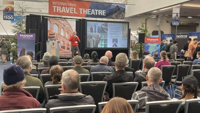 觀光署代表在會場主舞台進行專場說明會，以「台灣的冒險之旅等你來！」（Adventures Await in Taiwan）為主題介紹台灣，吸引非常多民眾參與和詢問。（觀光署提供）