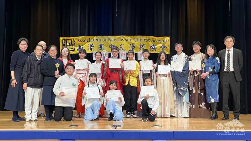 高年級參賽隊伍實力整齊，以席慕蓉的《成熟》告別童年的夢幻