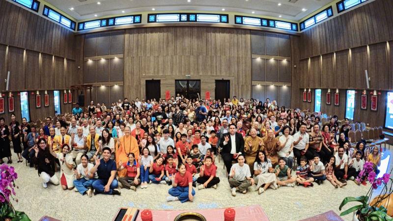 與會貴賓與僑胞齊聚合影，共賀新春