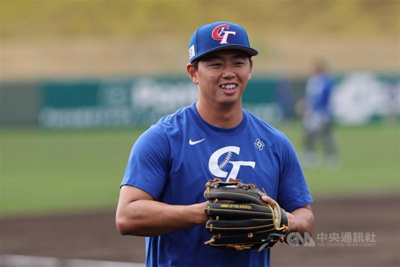 世界棒球經典賽（WBC）台灣隊3日在日本宮崎SOKKEN棒球場與日職軟銀鷹隊進行官辦熱身賽，圖為台灣隊野手鄭宗哲賽前練習